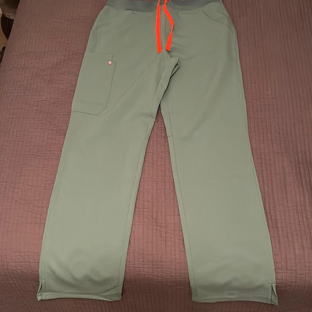 NWOT FIGS Kade Scrub Pants (jade)